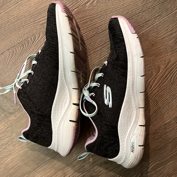 Like New Skechers Arch Fit Air Cooled memory foam Women’s Size 9.5 sneakers - Picture 2 of 5